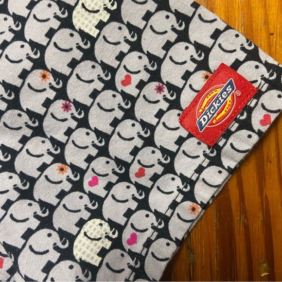 Dickies Mock Wrap Elephant In The Room Printed Scrub Top Women’s Size M Medical - Picture 7 of 9